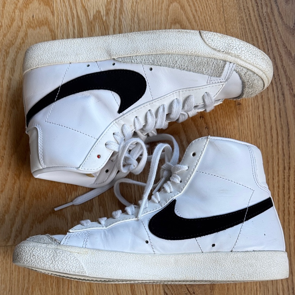 Nike White Sneakers with Black Accents - Picture 1 of 4